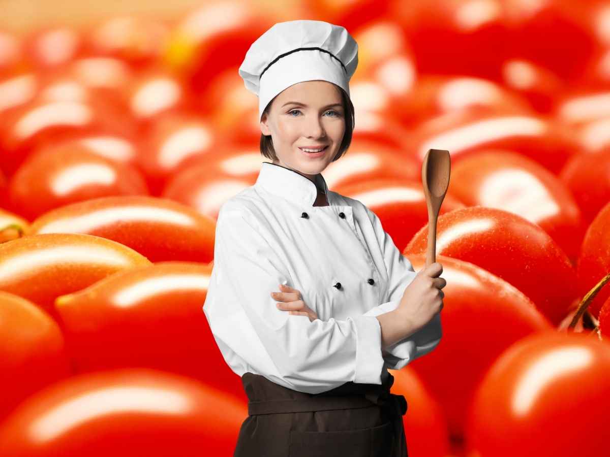 sfondo pomodori. chef in primo piano con cucchiaio di legno