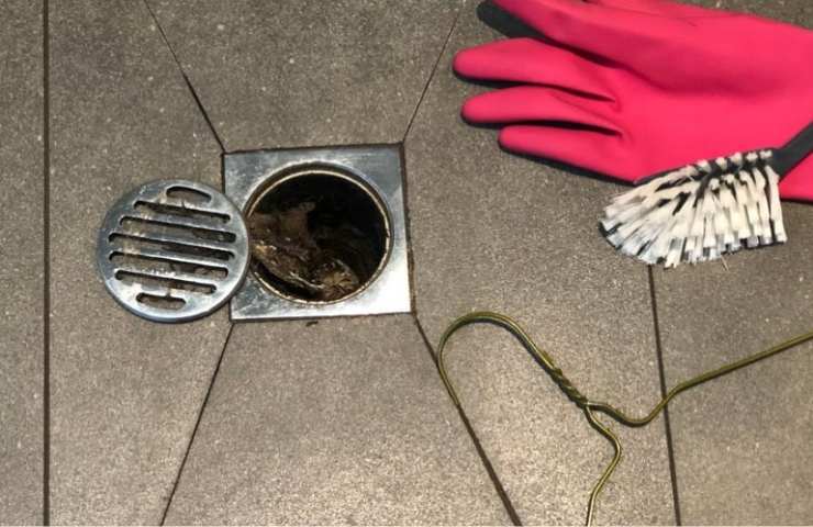 Pulire lo scarico della doccia intasato