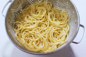 spaghetti scolati nello scolapasta