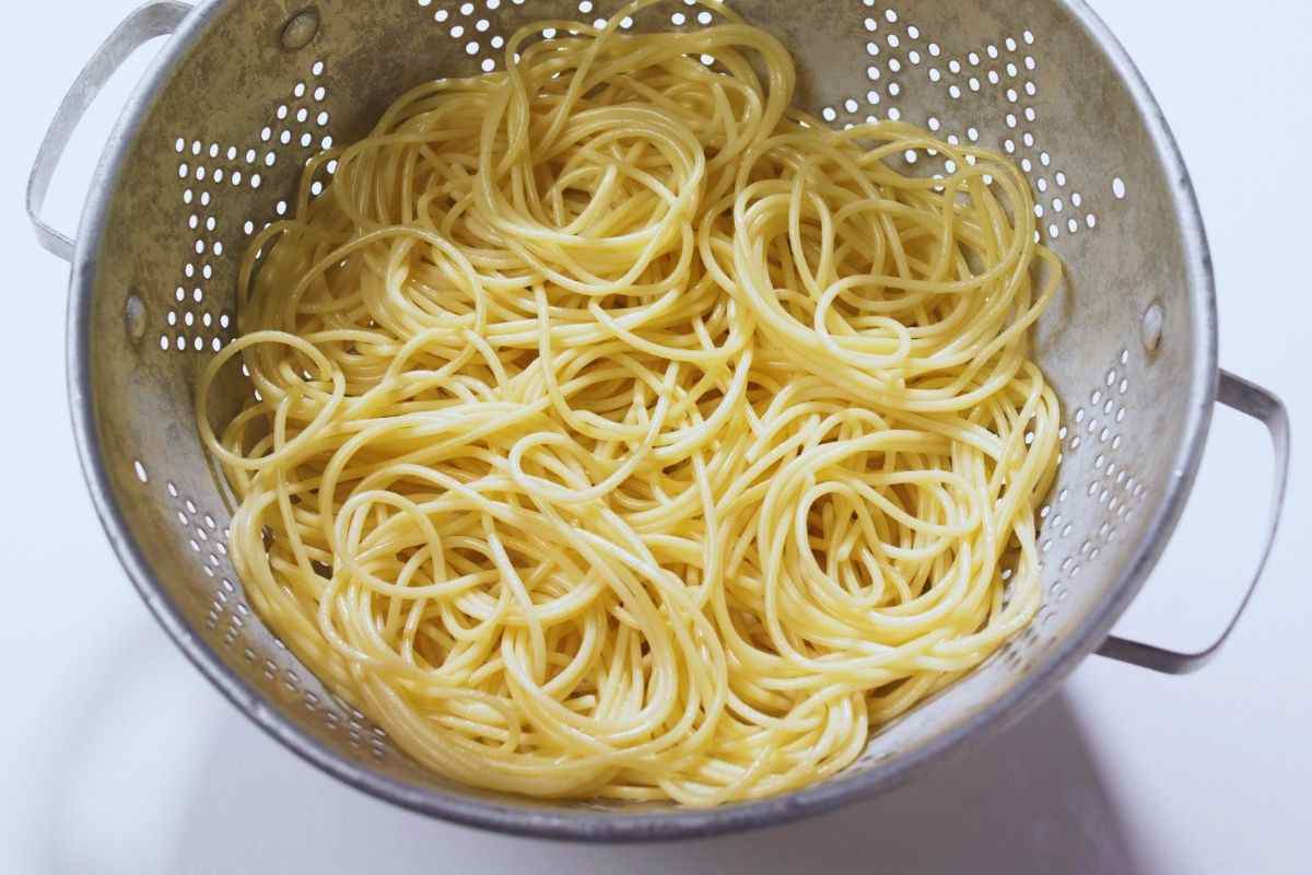 spaghetti scolati nello scolapasta