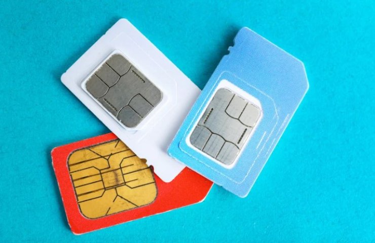 Tre schede Sim appoggiate su un piano