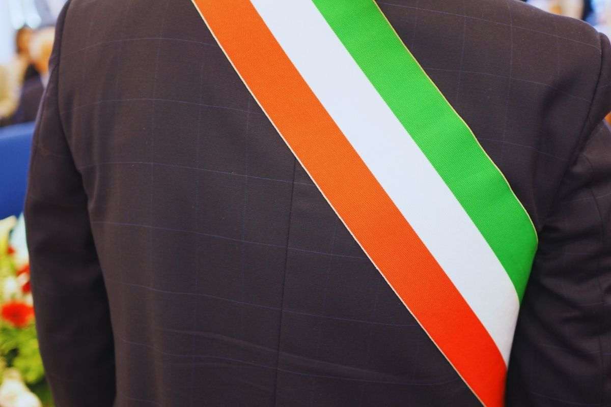 sindaco con la fascia tricolore
