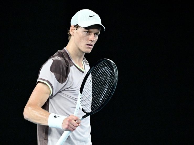 sinner che gioca a tennis