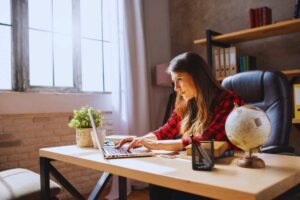 ragazza al computer