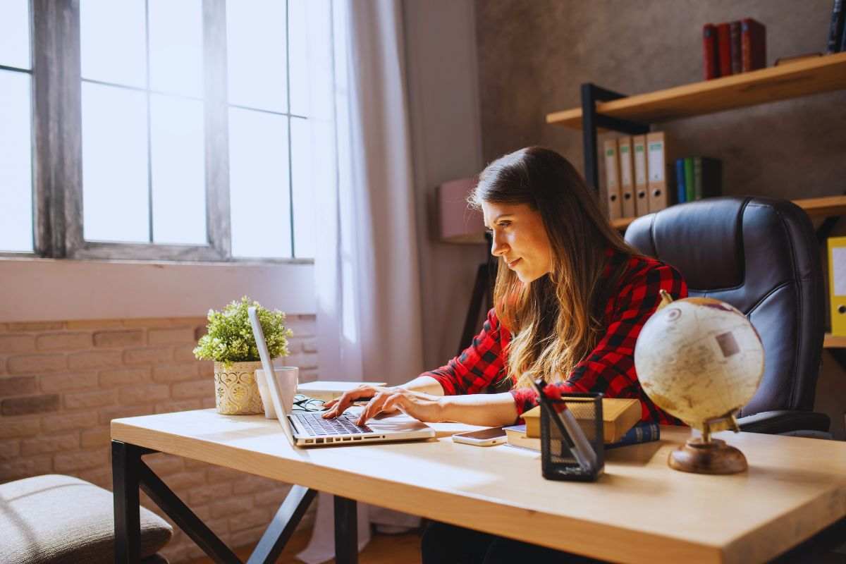ragazza al computer