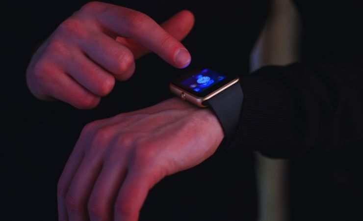 con un dito tocca lo smartwatch