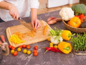 sminuzzare verdure con coltello