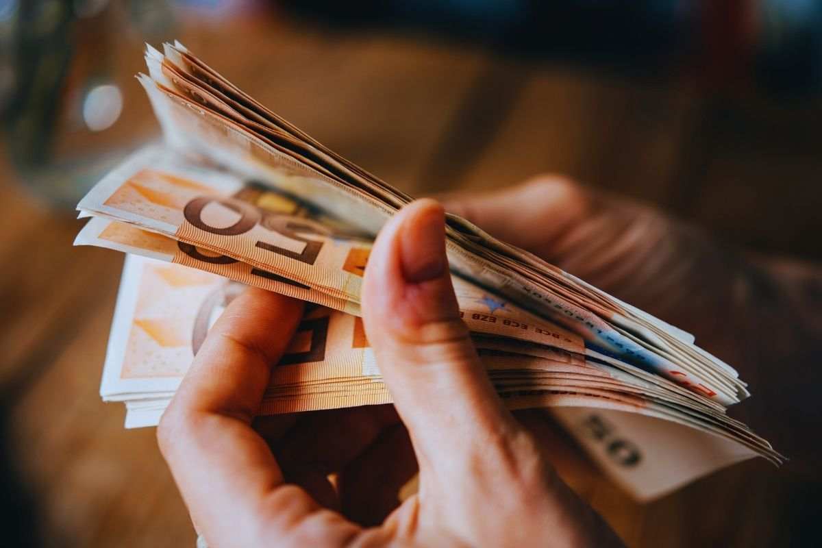 mani contano soldi