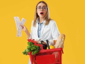 donna incredula che mostra scontrino spesa