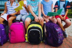 bambini con gli zaini