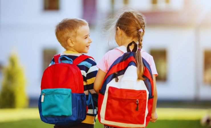 due bambini vanno a scuola