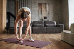 donna in casa che fa ginnastica