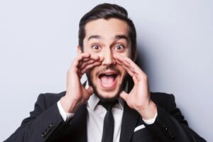 Uomo euforico per una buona notizia