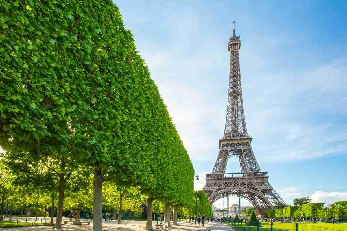 Sono sulla Tour Eiffel da anni ma nessuno li vede…sono proprio davanti ai nostri occhi