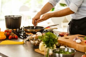 cucinare con padella ed ingredienti