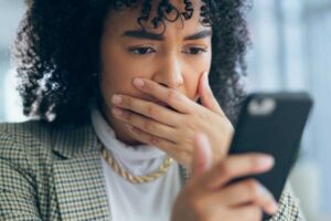 Donna guarda sconvolta il cellulare