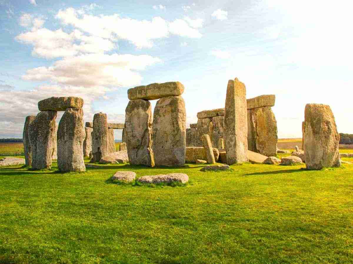 Non serve arrivare in Inghilterra: a due passi dall’Italia c’è una Stonehenge dove avviene un fenomeno emozionante