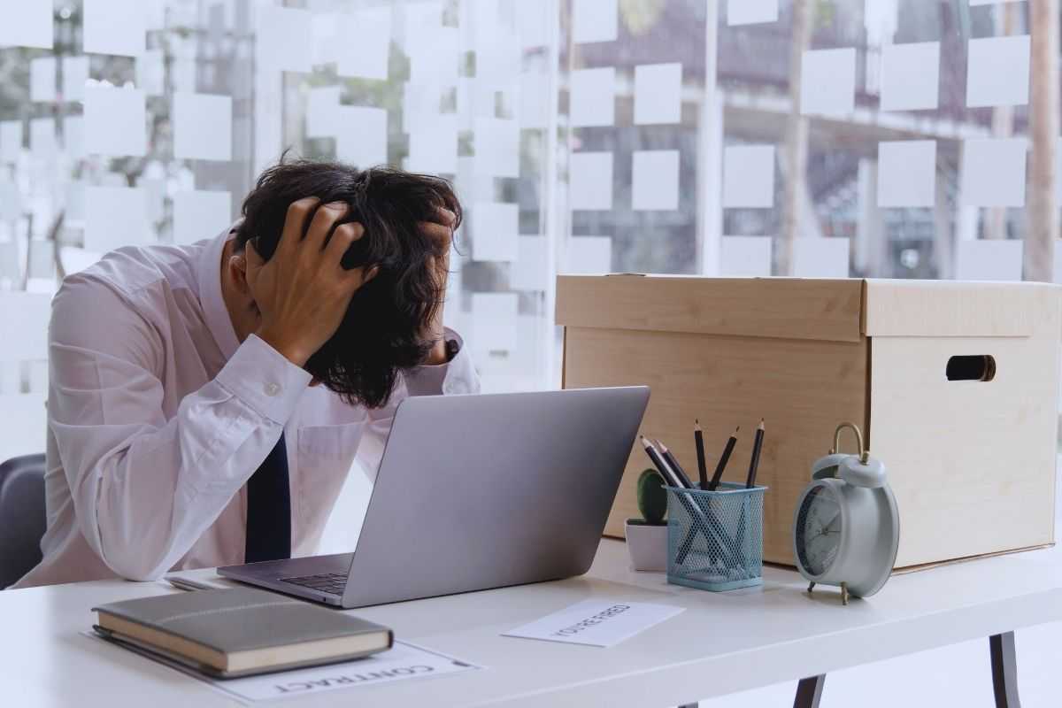 uomo disperato al computer