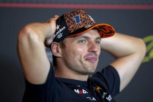 verstappen con le mani nei capelli