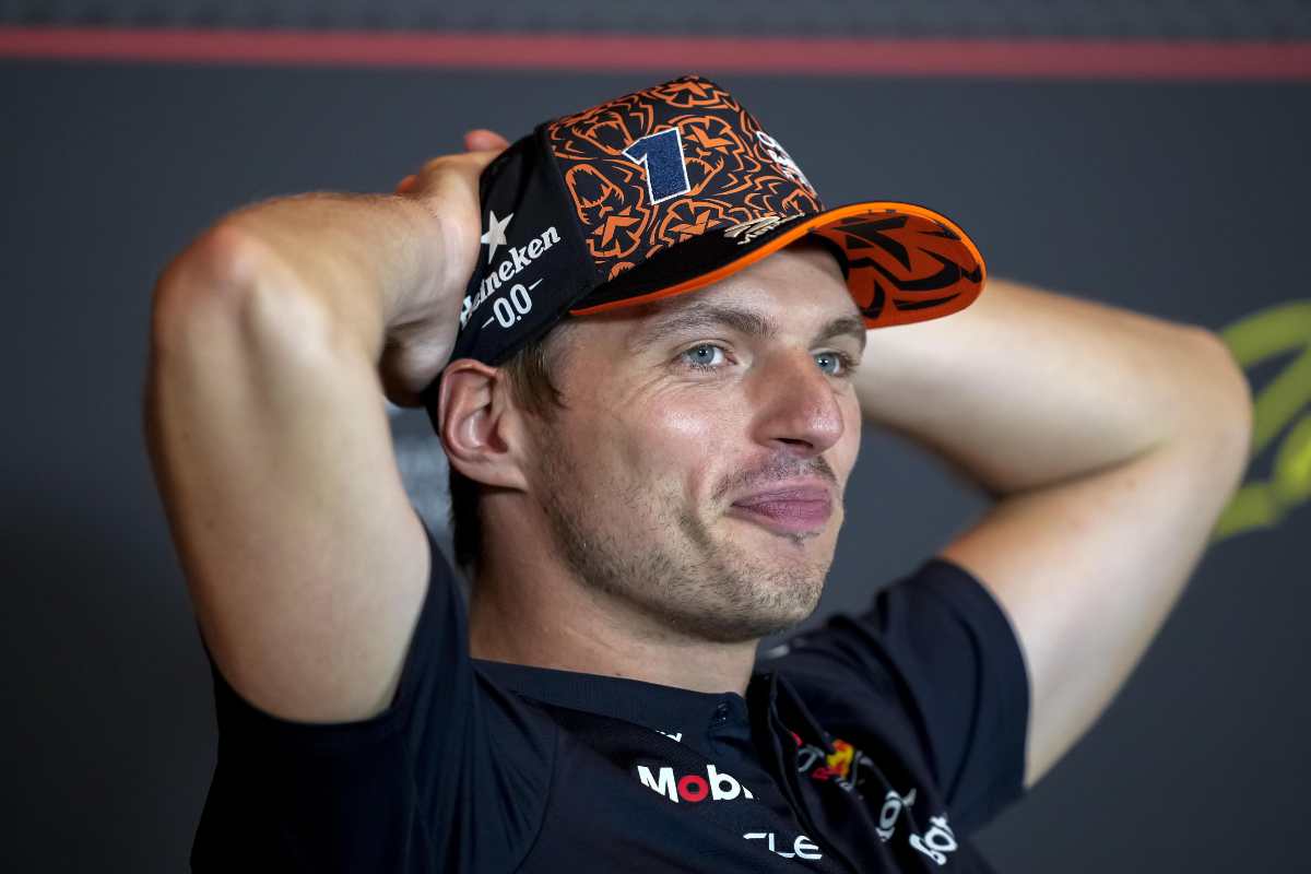 verstappen con le mani nei capelli