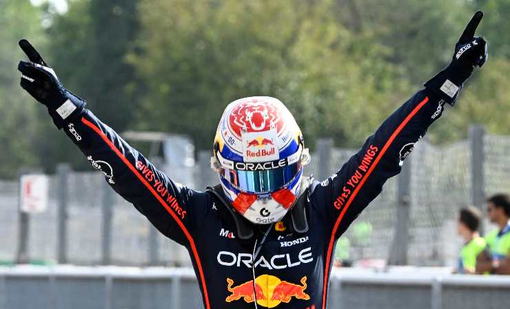 verstappen a braccia in alto