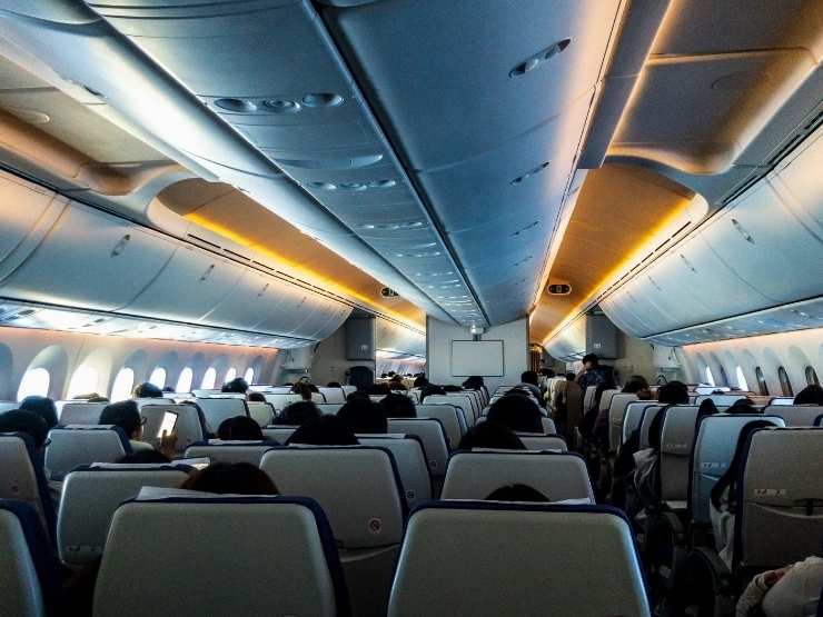 passeggeri seduti in aereo