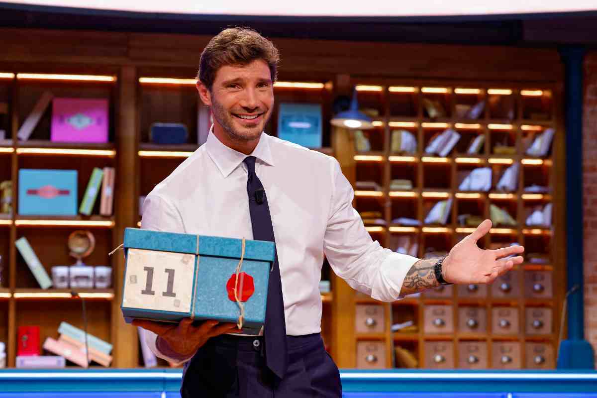De Martino in posa con un pacco in mano