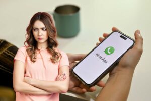 smartphone whatsapp donna triste