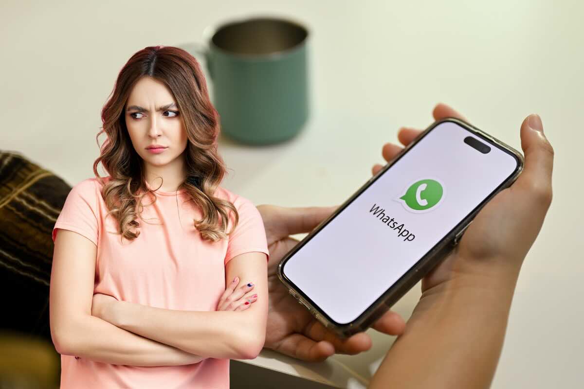 smartphone whatsapp donna triste 