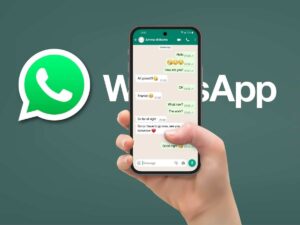 cellulare con app whatsapp in uso