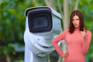 Ragazza punta il dito, telecamera
