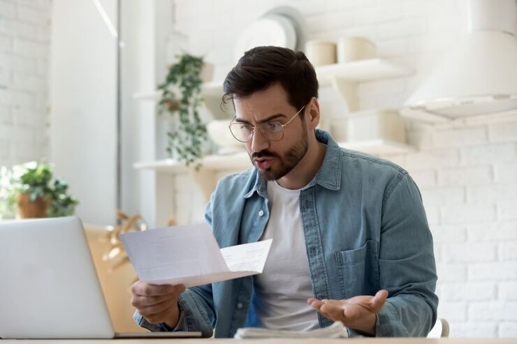 Uomo legge documento