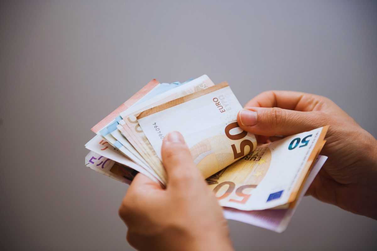 mani contano soldi
