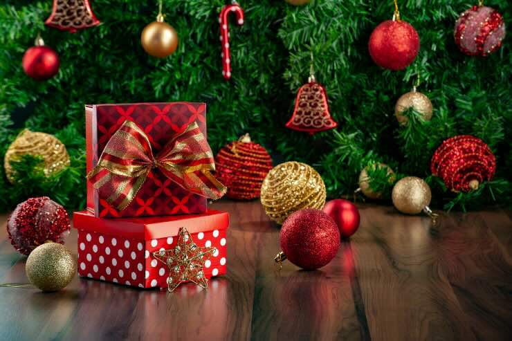 pacchi regalo albero di natale