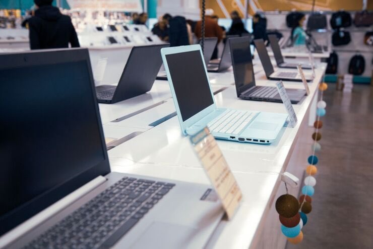PC esposti nel negozio di elettronica