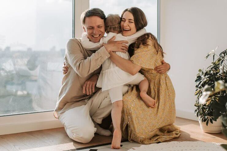 Mamma e papà, abbraccio figlio