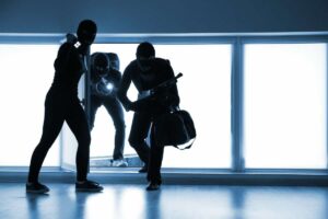 Ladri vestiti di nero in azione