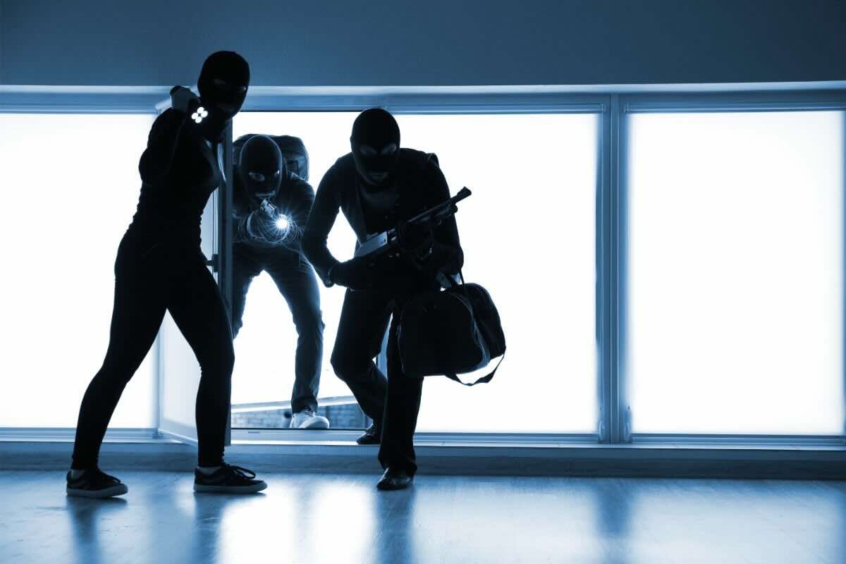 Ladri vestiti di nero in azione