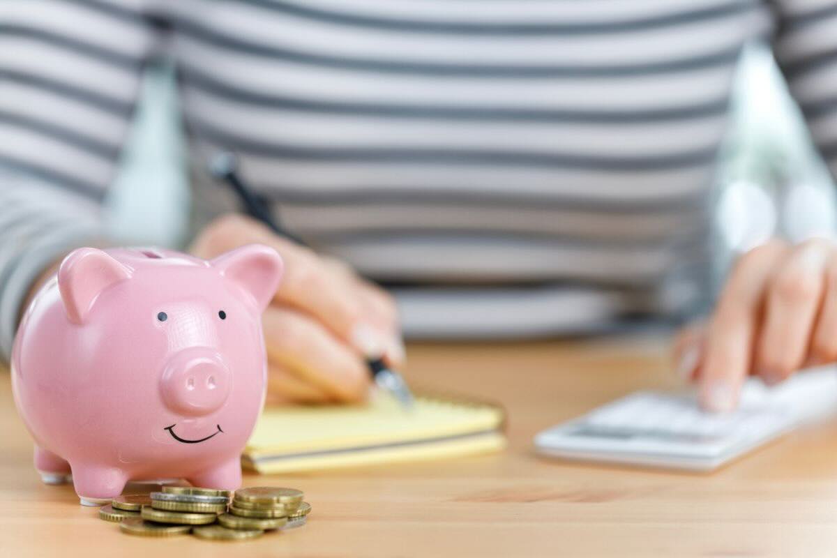 Salvadanaio, monete, scrivere appunti, calcolatrice