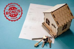 casa, contratto, chiavi e scritta bonus