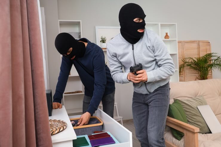 Ladri in azione in casa di giorno