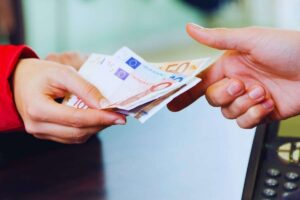 mano che da soldi a un'altra