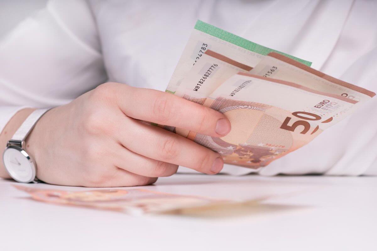 Pagare con banconote euro