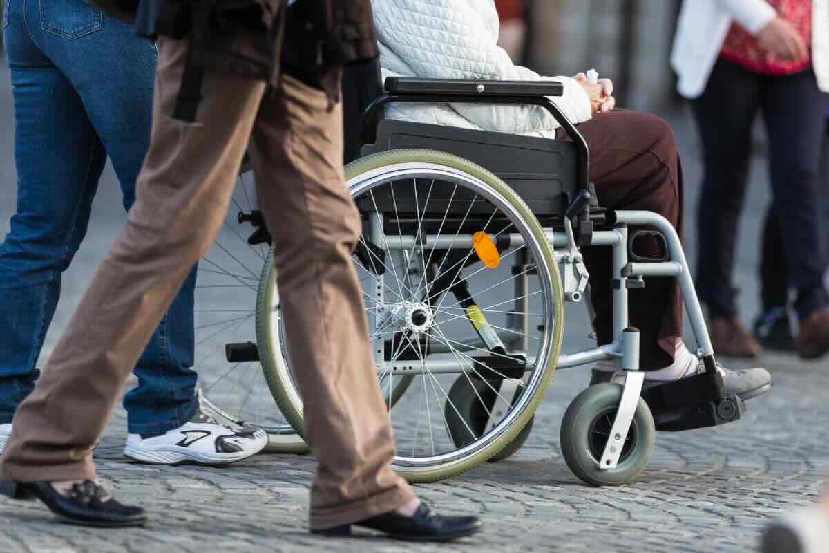 uomo su sedia a rotelle