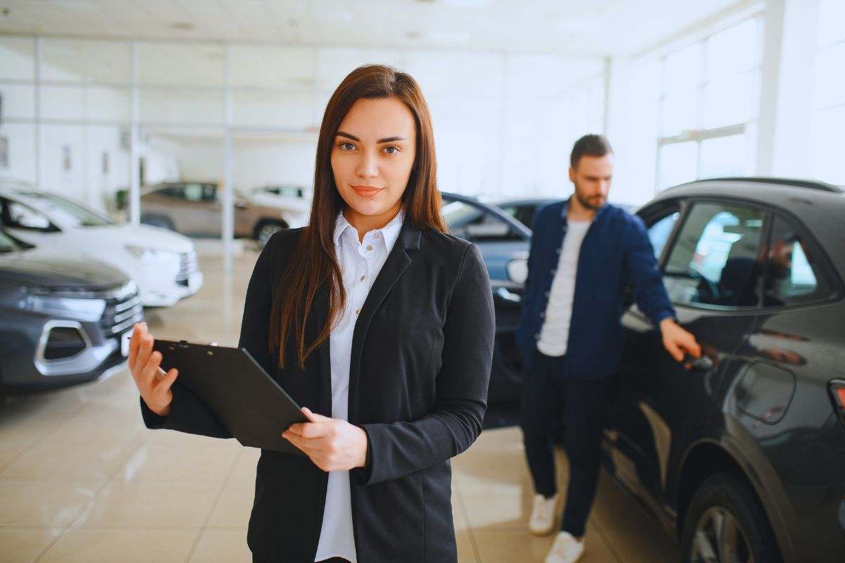 ragazza in un concessionario auto