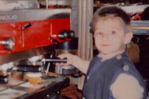 bambino con macchinetta del caffè