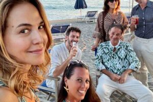 barbara d?urso con amici al mare