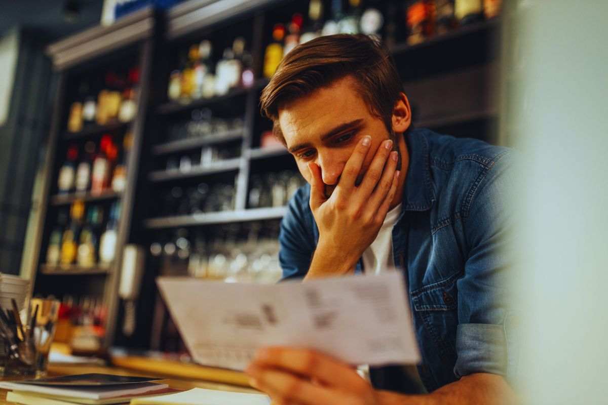 persona sconvolta dalla bolletta