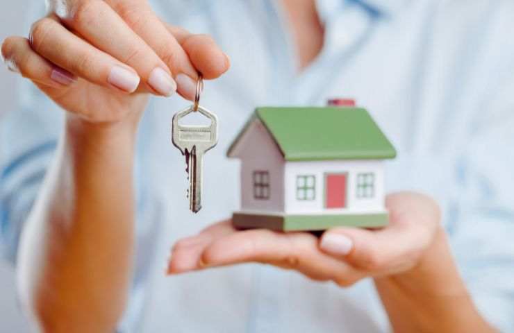 casa e mano con chiave