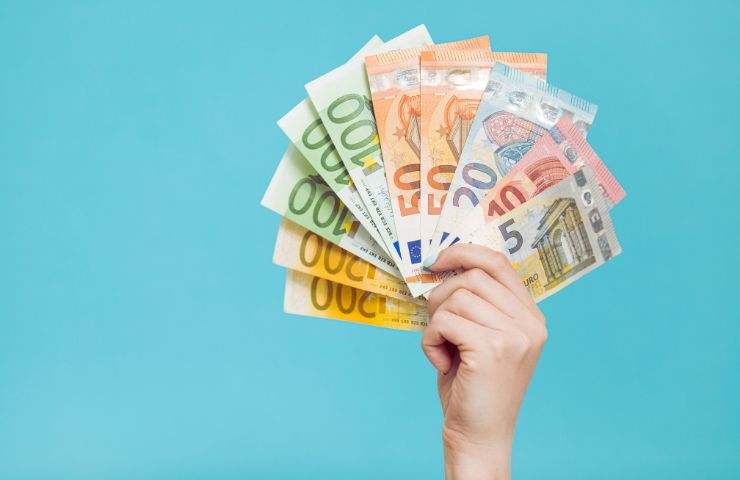 mano con banconote euro